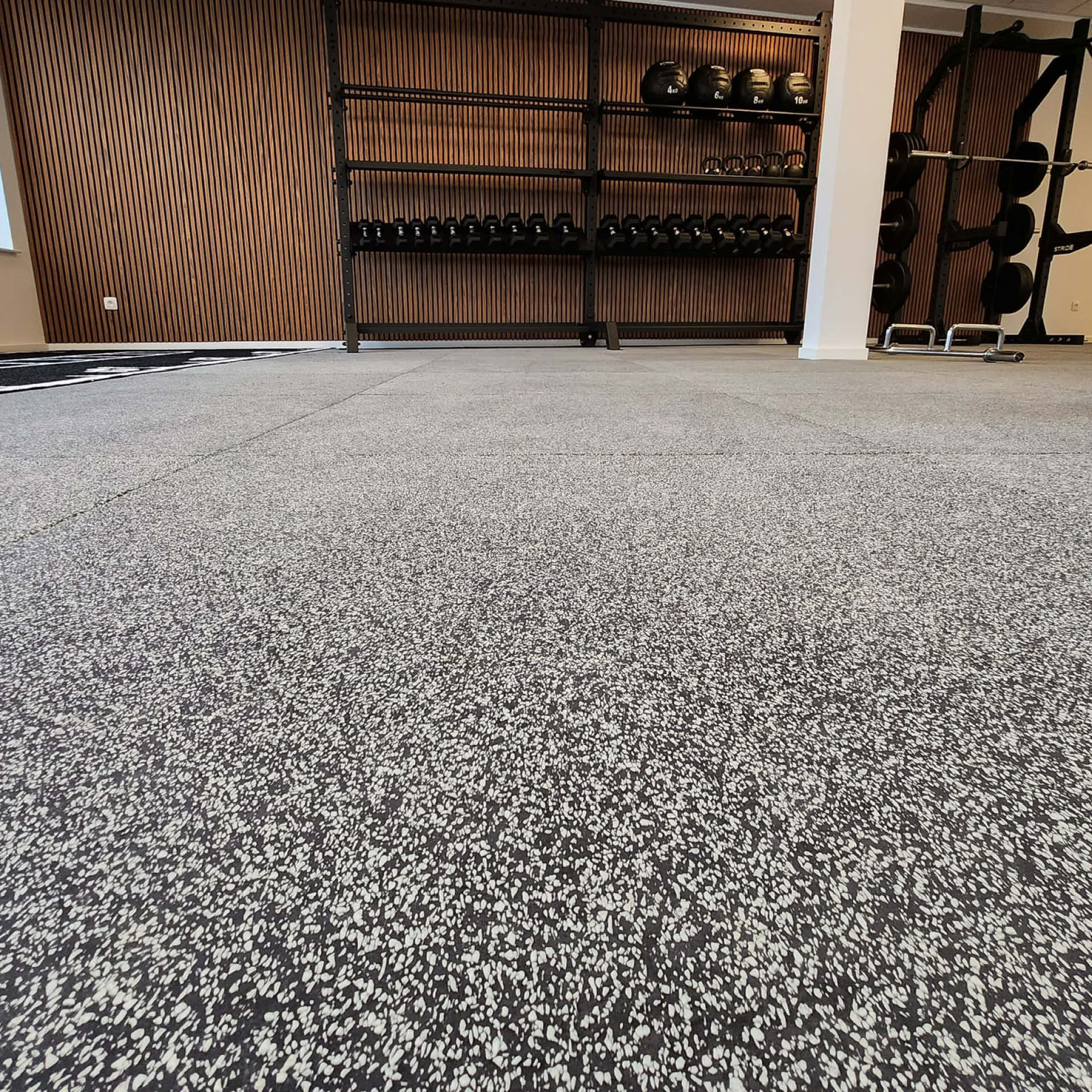 Tapis en caoutchouc R+T Connect 1 x 1 m / 20 mm (STONE / 70 % gris)